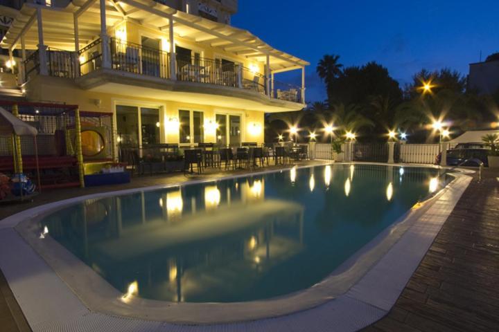 Hotel Mocambo Piscina E Spiaggia San Benedetto del Tronto Bagian luar foto