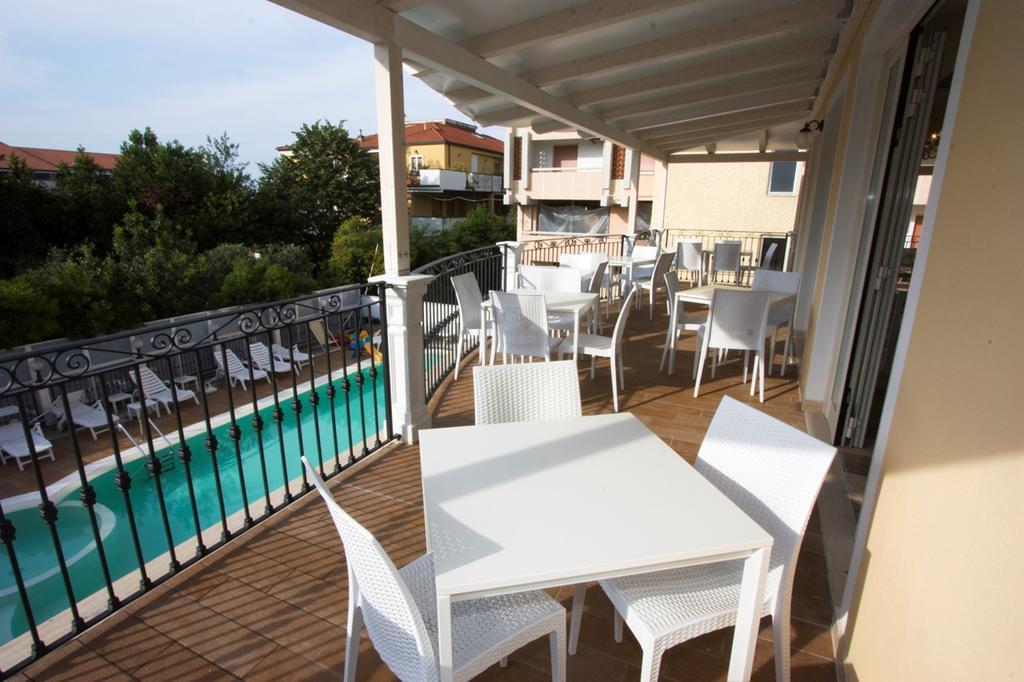 Hotel Mocambo Piscina E Spiaggia San Benedetto del Tronto Bagian luar foto