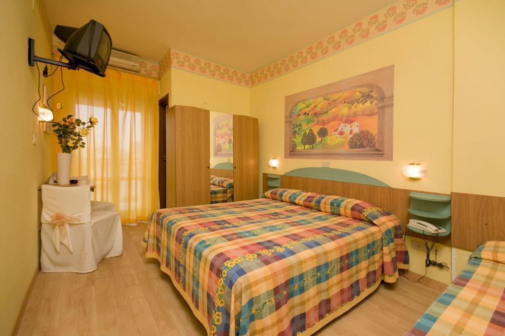 Hotel Mocambo Piscina E Spiaggia San Benedetto del Tronto Ruang foto