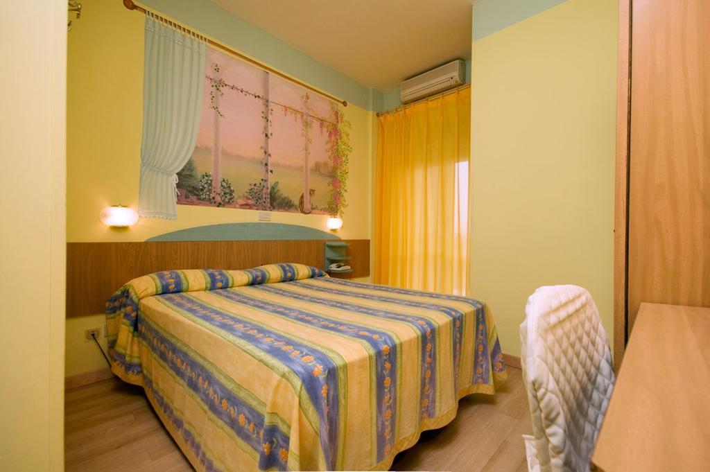 Hotel Mocambo Piscina E Spiaggia San Benedetto del Tronto Ruang foto