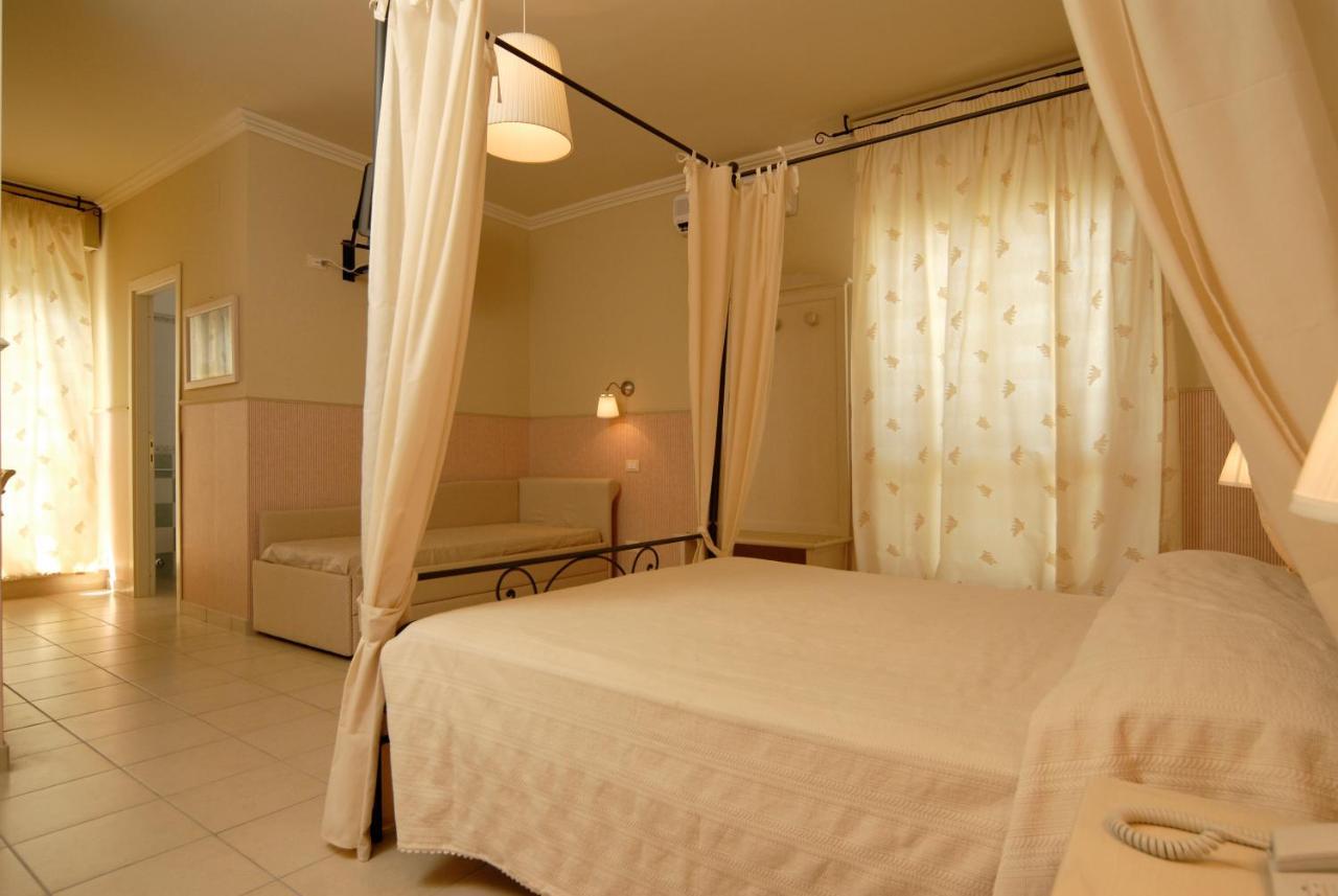 Hotel Mocambo Piscina E Spiaggia San Benedetto del Tronto Bagian luar foto