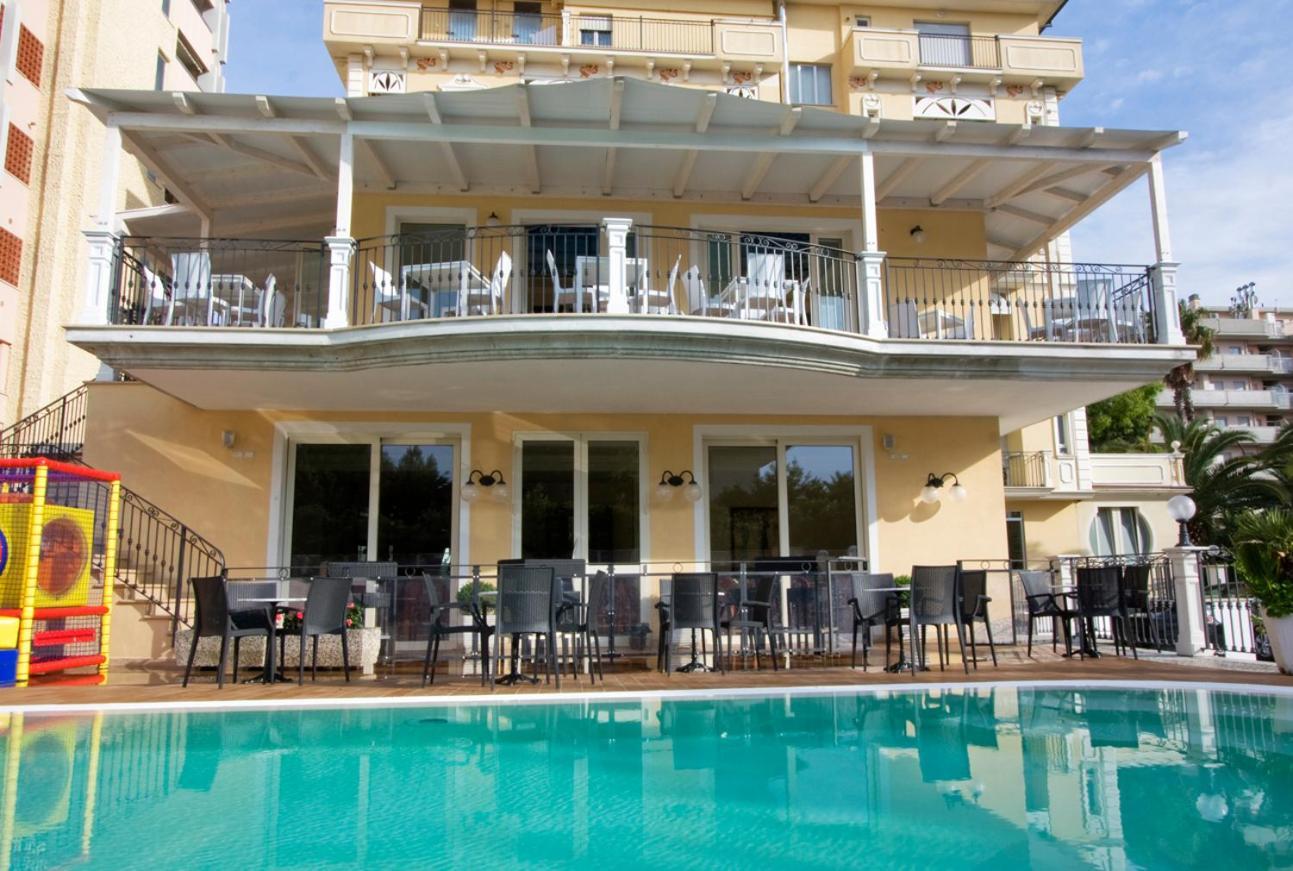 Hotel Mocambo Piscina E Spiaggia San Benedetto del Tronto Bagian luar foto