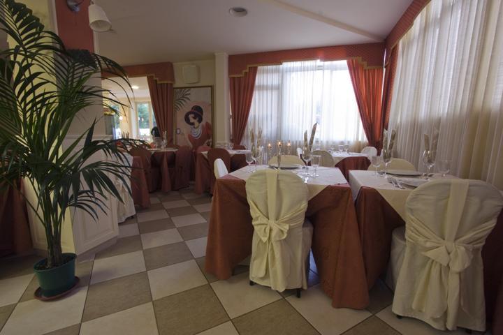 Hotel Mocambo Piscina E Spiaggia San Benedetto del Tronto Bagian luar foto