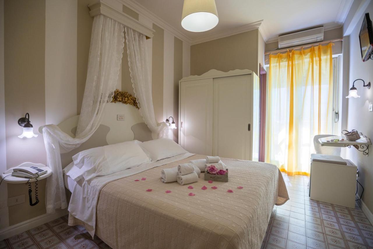 Hotel Mocambo Piscina E Spiaggia San Benedetto del Tronto Bagian luar foto