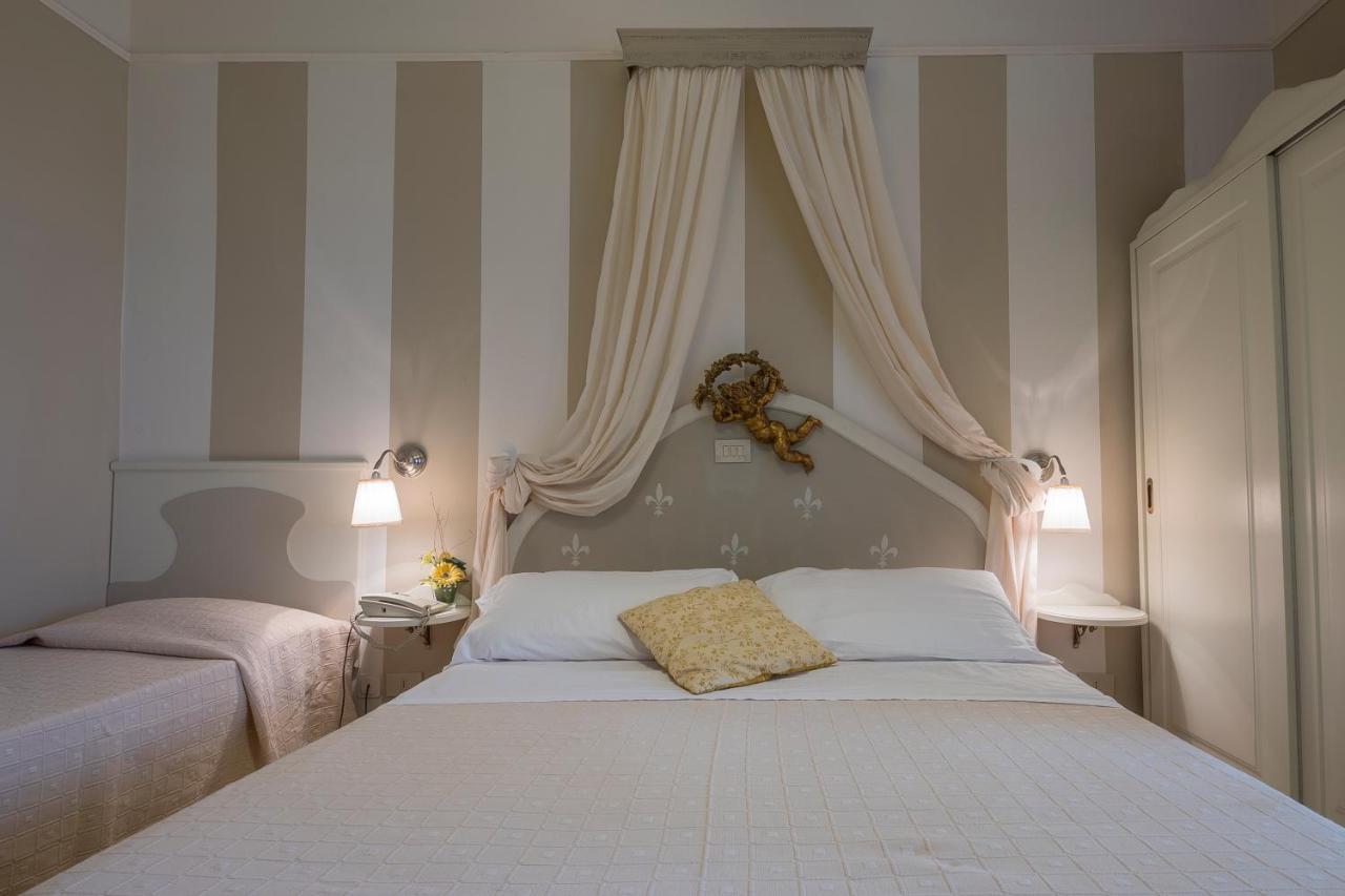 Hotel Mocambo Piscina E Spiaggia San Benedetto del Tronto Bagian luar foto